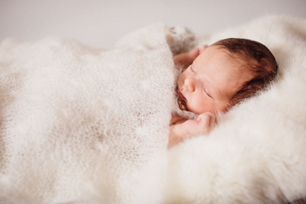 10 tips til at hjælpe din baby med at sove bedre trygt
