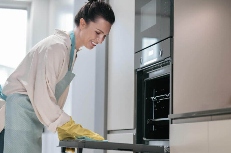 4 gode tips til at rense din ovn, så den bliver skinnende ren